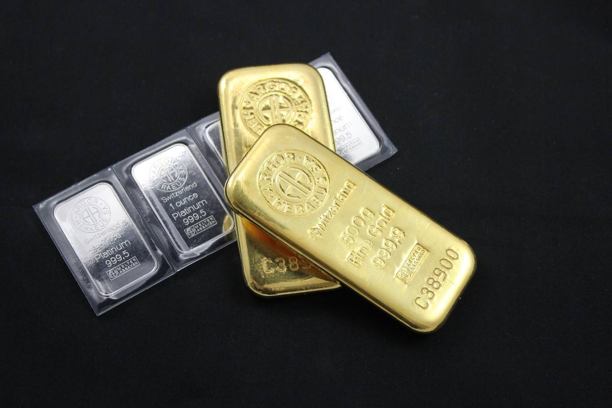 Gold rises as Fed rate hike bets ease